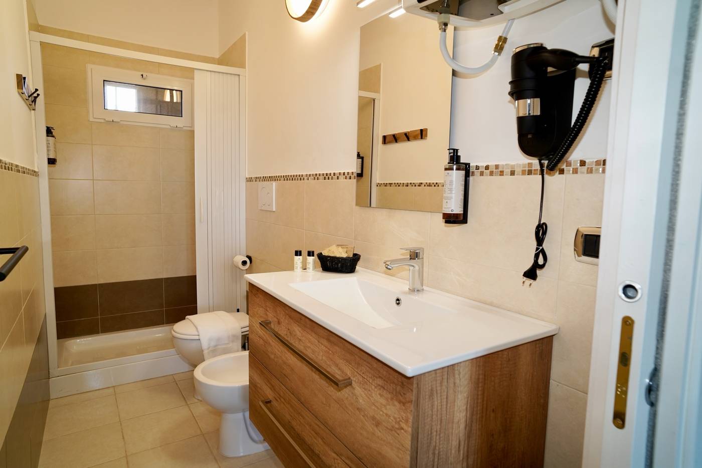 Bagno con doccia e cortesia