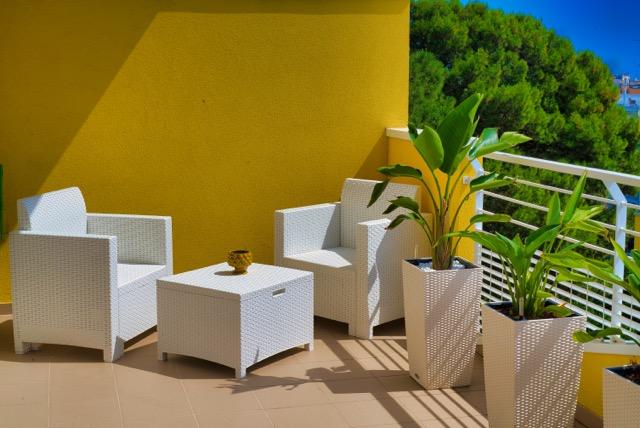 Il balcone affacciato sui pini