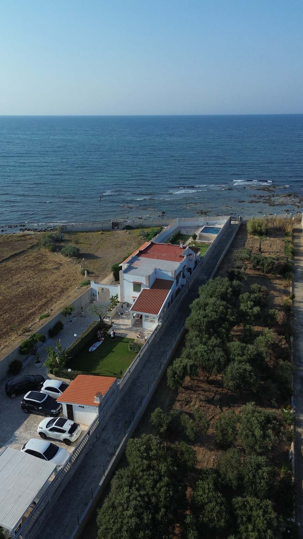 La casa vista dal drone, tra il giardino e il mare