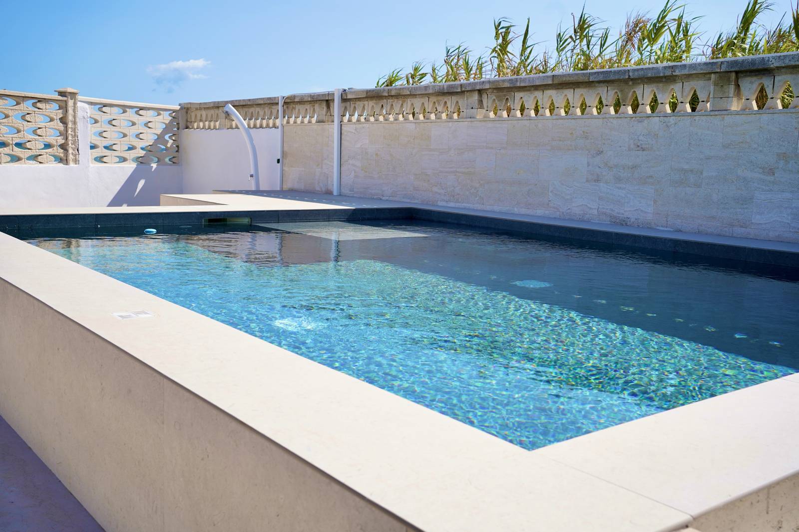 La piscina con doccia esterna