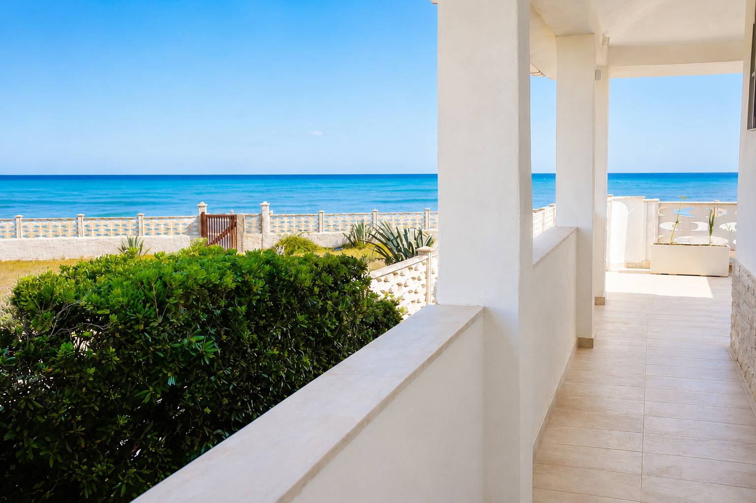 Il portico con vista sul mare