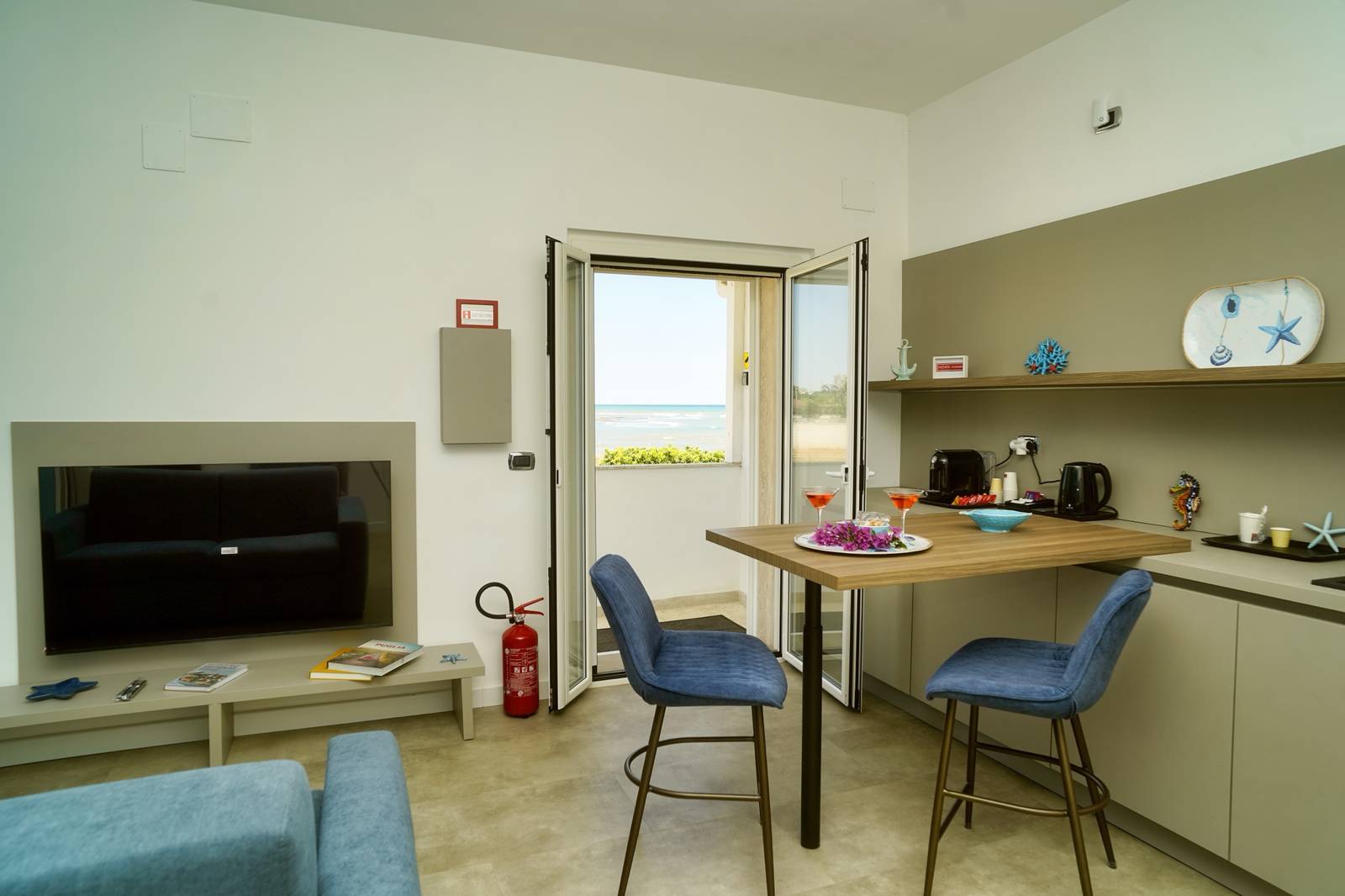 Soggiorno con porta aperta sul mare