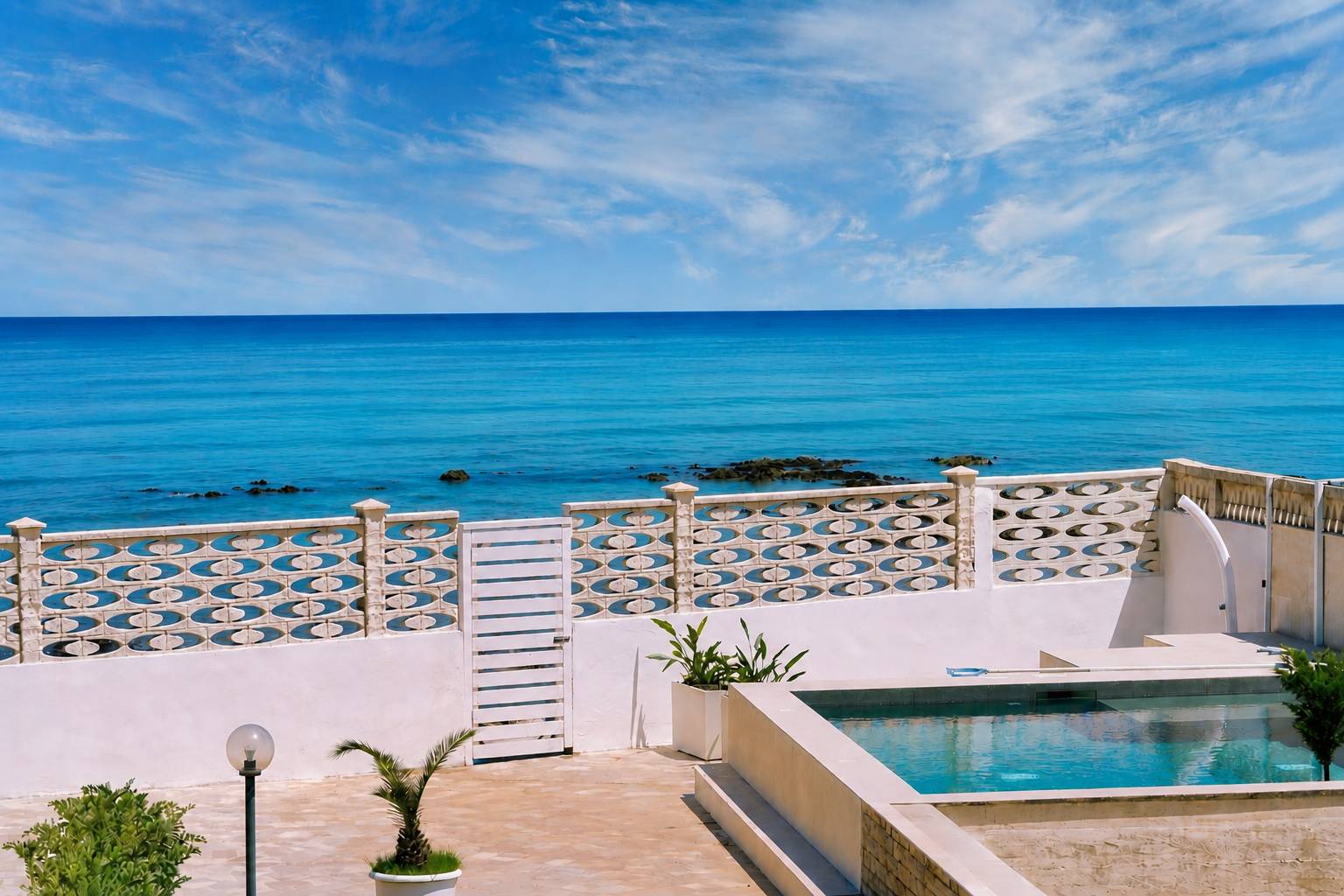 Piscina vista mare del Dominus Beach
